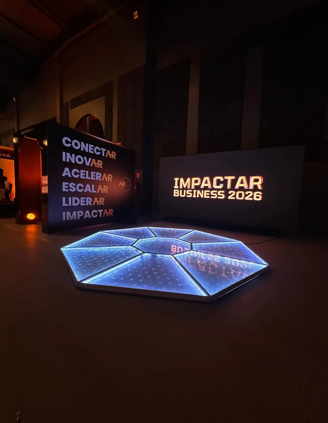 Palco e cenografia com iluminação para evento
