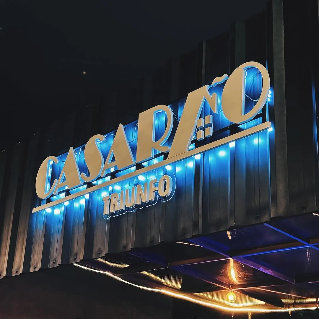 Fachada iluminada em letra caixa